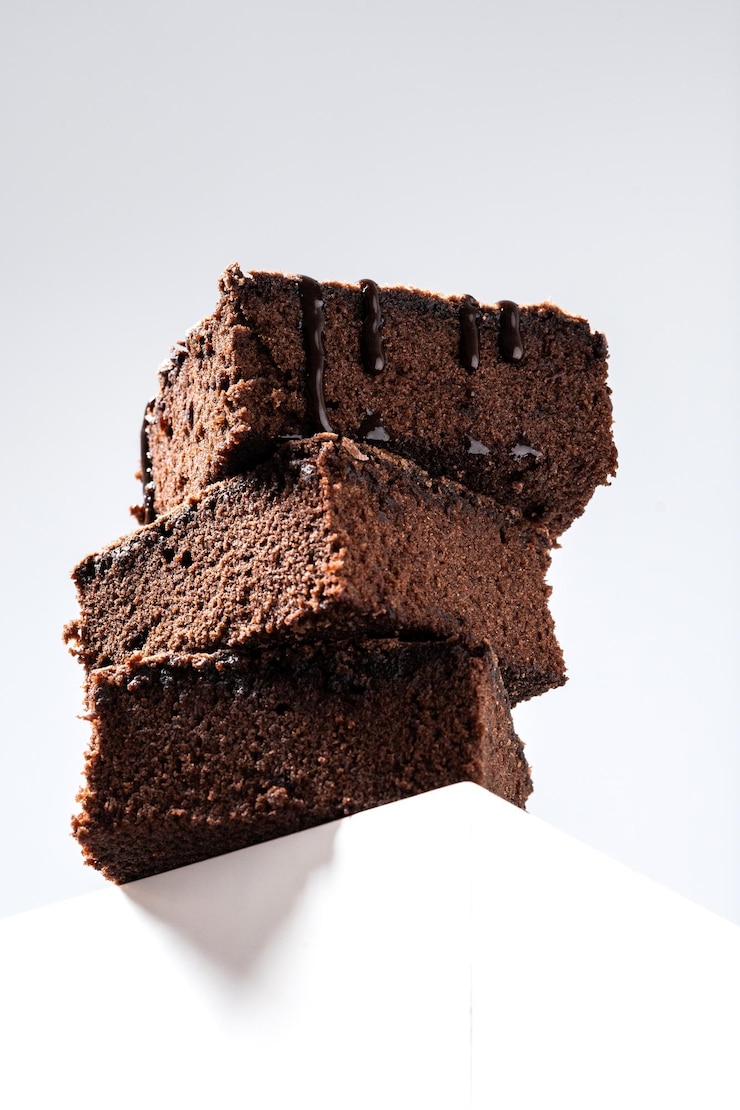 Kostenlose Foto schokoladenbrownie-portionen auf grauem hintergrund