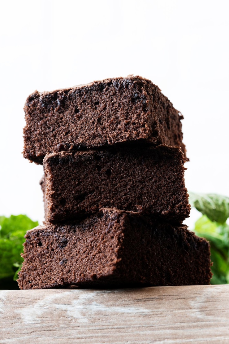 Kostenlose Foto schokoladenbrownie-portionen auf holzgrund