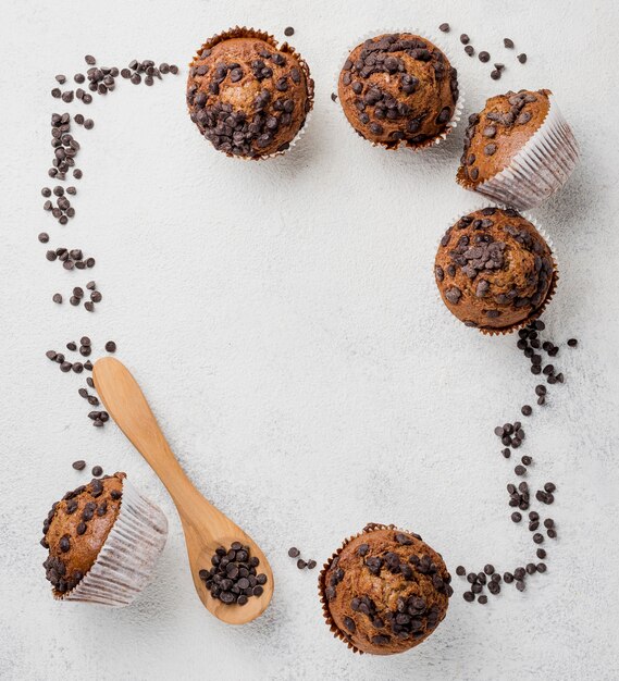 Schokoladenchip-Muffins und Schokoladenrahmen