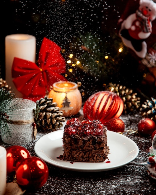 Kostenloses Foto schokoladendessert mit roter marmelade oben drauf