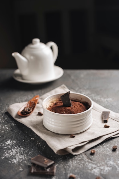 Schokoladenelchnachtisch mit Kaffeebohnen auf Küchenarbeitsplatte