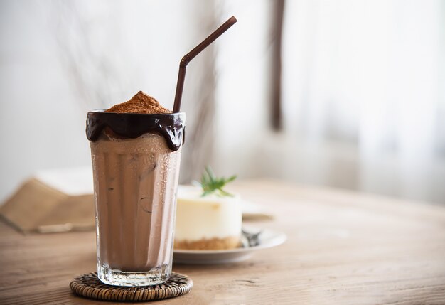 Schokoladenkakaomischung mit Kuchen in der Kaffeestube