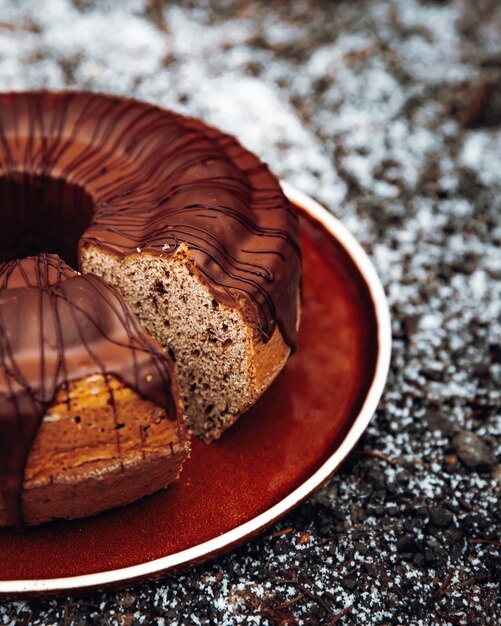 Schokoladenkuchen auf weißer Keramikplatte