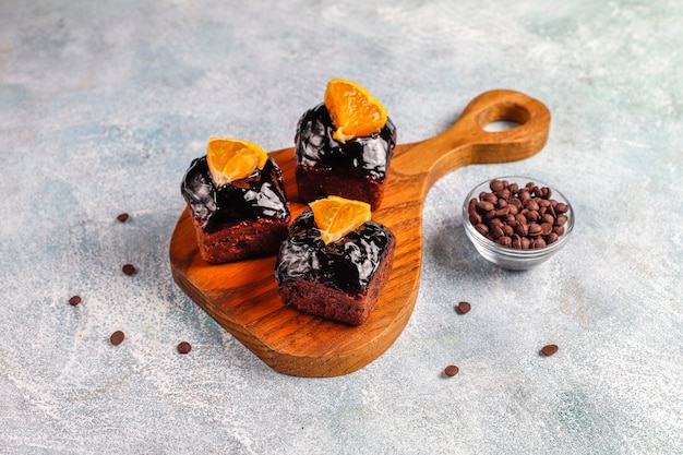 Kostenloses Foto schokoladenkuchen beißt mit schokoladensauce und mit früchten, beeren.