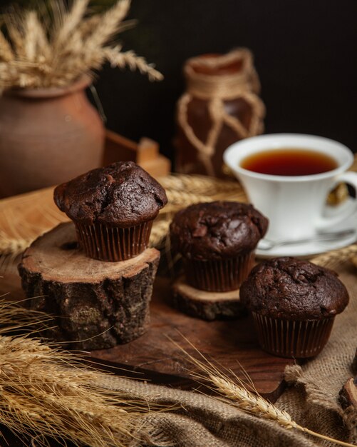 Schokoladenkuchen mit einer Tasse schwarzen Tee