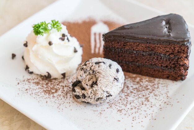 Schokoladenkuchen mit Eis und Schlagsahne