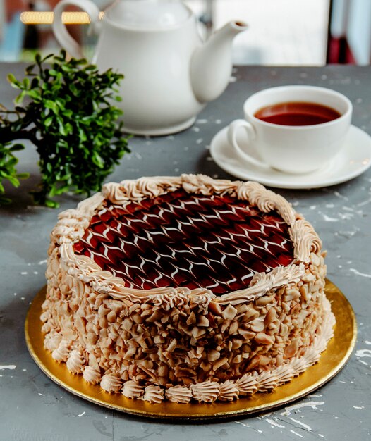 Schokoladenkuchen mit Erdnüssen auf dem Tisch