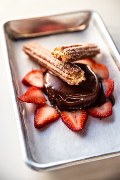 Schokoladenkuchen mit geschnittenen Erdbeerfrüchten