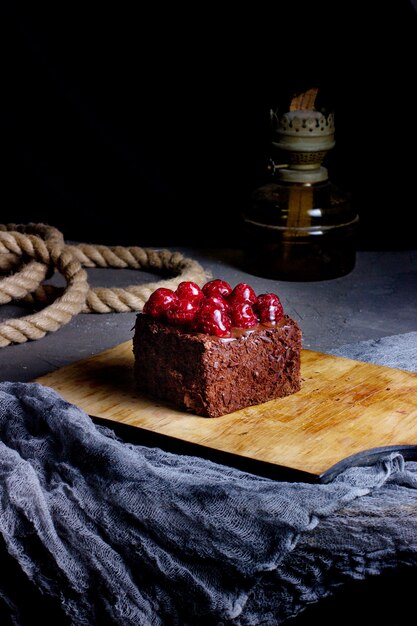 Schokoladenkuchen mit Himbeeren auf der Oberseite