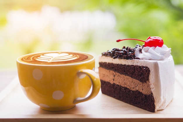 Schokoladenkuchen mit Kaffeetasse