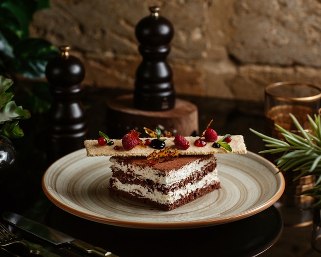 Schokoladenkuchen mit Keks und Beeren belegt