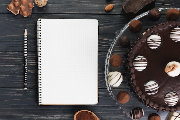 Schokoladenkuchen mit Notebook