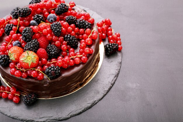 Schokoladenkuchen mit roter und schwarzer Johannisbeere
