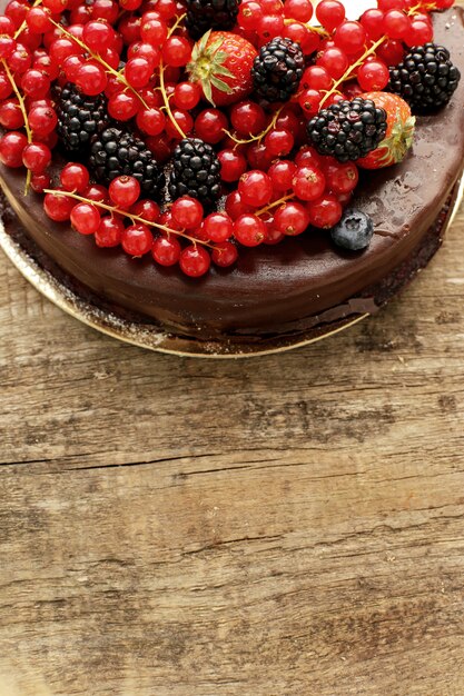 Schokoladenkuchen mit roter und schwarzer Johannisbeere