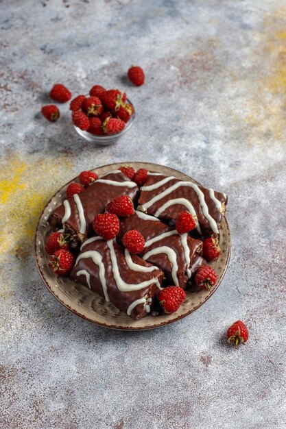 Schokoladenkuchenrolle mit Himbeermarmelade und Buttercreme.