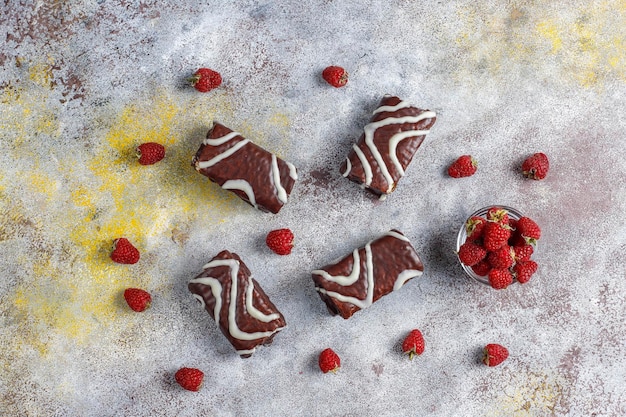 Schokoladenkuchenrolle mit Himbeermarmelade und Buttercreme.