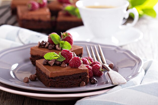 Schokoladenmousse-Brownies mit frischen Himbeeren