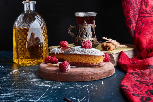 Schokoladenmuffins mit Himbeeren.