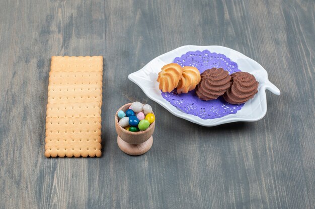 Schokoladenplätzchen mit Crackern und bunten Bonbons