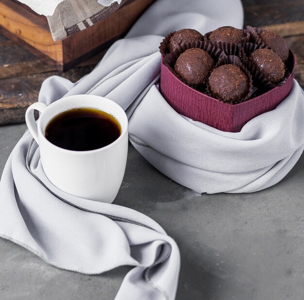 Schokoladenpralinen und eine weiße Tasse Kaffee