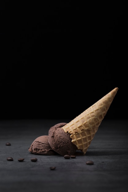 Schokoladenschaufel Eiscreme auf Kegel