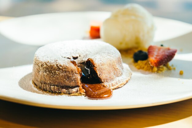 Schokoladenschokoladenkuchen-Lavakuchen mit Eiscreme