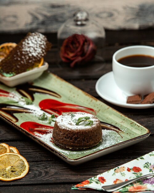 Schokoladenvulkan mit schwarzem Kaffee