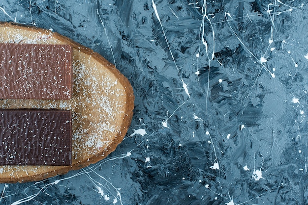 Schokoladenwaffel auf einem Brett, auf dem blauen Tisch.