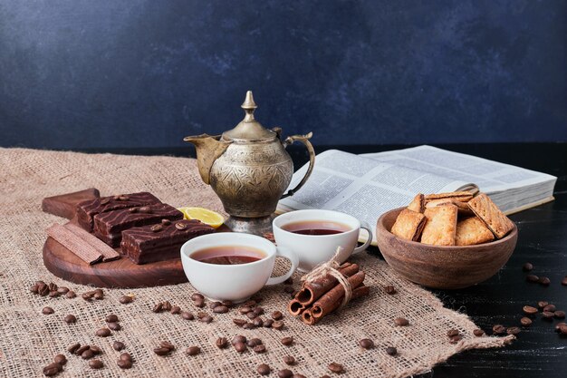 Schokoladenwaffeln mit einer Tasse Tee und Crackern.