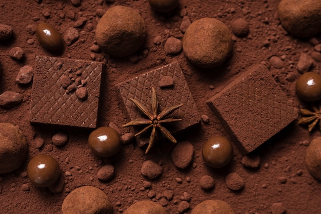 Schokoladenwaffeln und Trüffel auf Kakaopulver