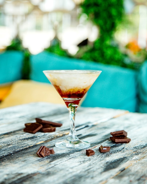 Schokoladenwhisky im Cocktailglas serviert