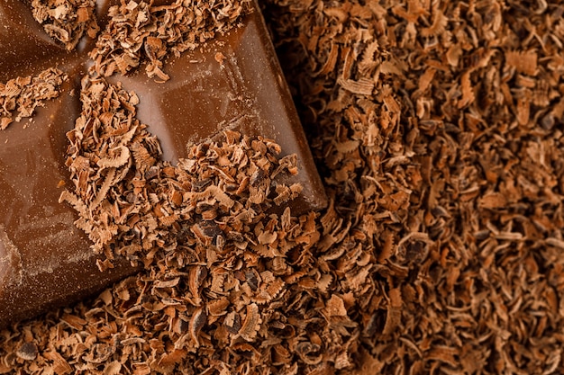 Schokoriegel auf geriebener Schokolade