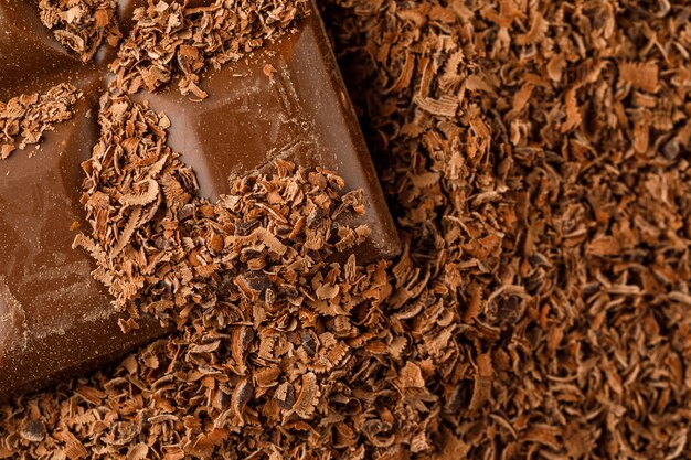 Schokoriegel auf geriebener Schokolade