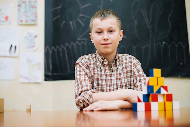 Schoolboy sitzt mit Puzzle