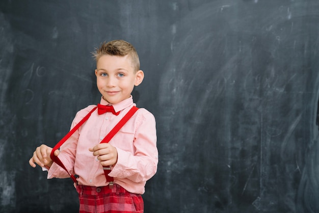 Schoolboy zieht Klammern an Tafel