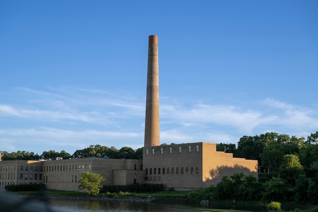 Schornstein im Stadtgebiet mit Natur