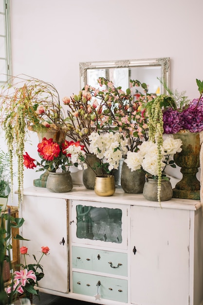 Kostenloses Foto schrank mit blumen