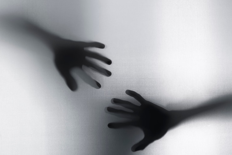 Kostenlose Foto schreckliche handsilhouetten im studio