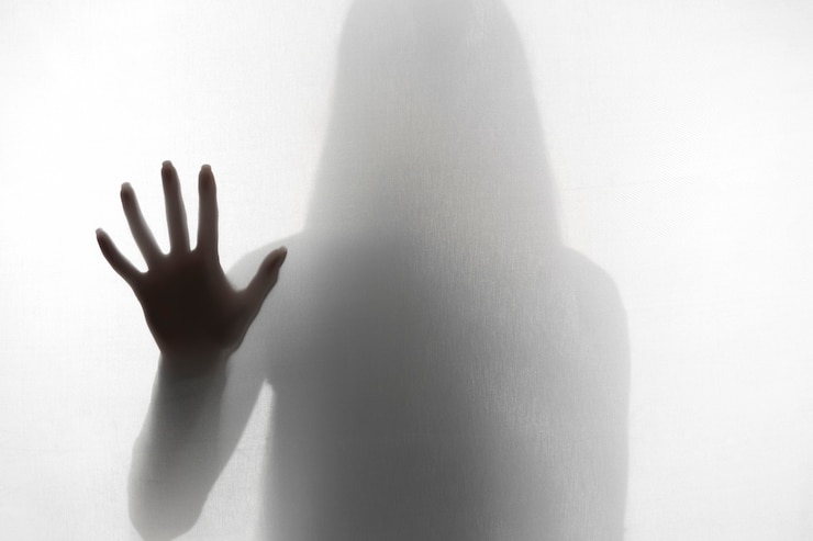 Kostenlose Foto schreckliche silhouette eines erwachsenen im studio