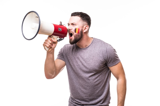 Schrei auf Megaphon Belgien Fußballfan in Spielunterstützung der belgischen Nationalmannschaft auf weißem Hintergrund. Fußballfans Konzept.