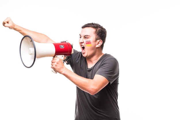 Schrei auf Megaphon Deutschland Fußballfan in Spielunterstützung der deutschen Nationalmannschaft auf weißem Hintergrund. Fußballfans Konzept.