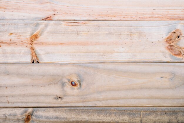 Schreibtisch aus hellem Holz