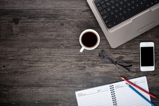 Schreibtisch mit einem Laptop, einer Tasse Kaffee und einem Kalender