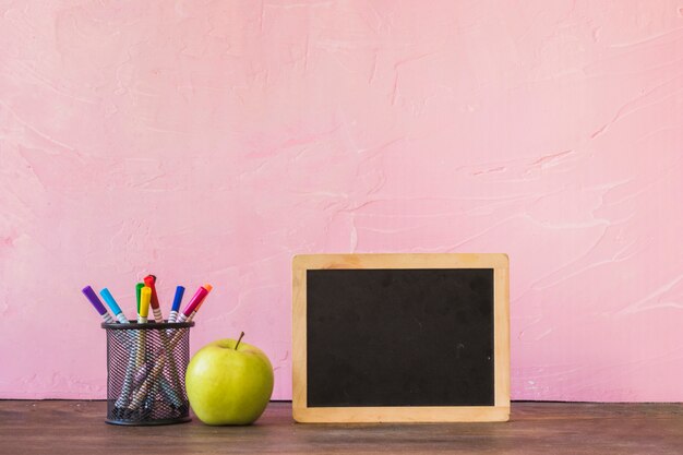 Schreibtisch mit Tafel Apfel und Bleistift Tasse