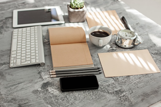 Schreibtisch Tisch mit Computer, Zubehör und Telefon