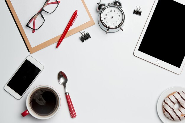 Schreibtisch Tisch mit Laptop, Zubehör, Telefon und Kaffeetasse.