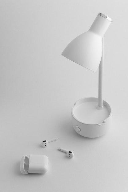 Kostenloses Foto schreibtischlampe mit minimalistischem monochromem hintergrund