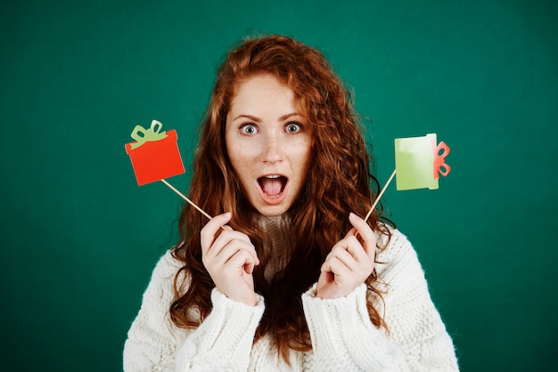 Kostenloses Foto schreiendes mädchen mit weihnachtsmaske bei studioaufnahme