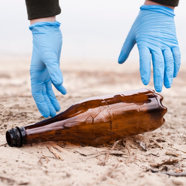 Schriftansicht der Hände und der Plastikflasche