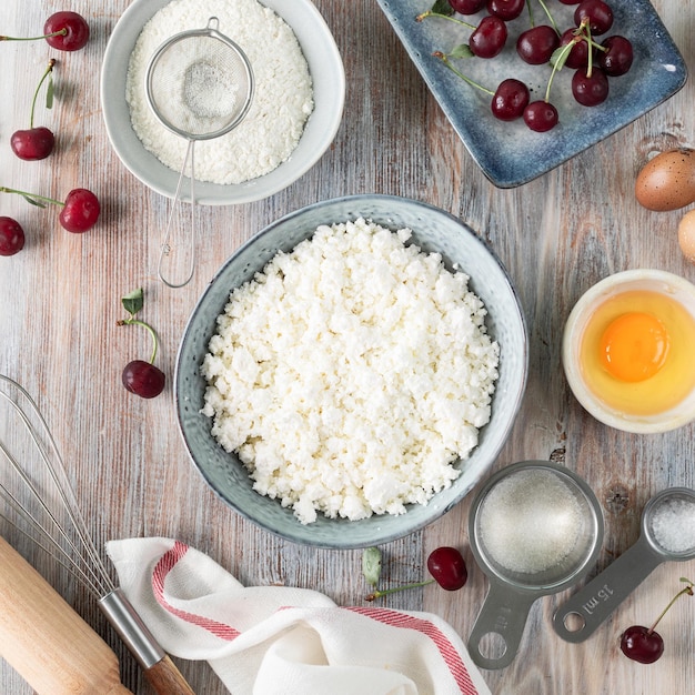 Schritt 1 Der Prozess des Kochens von Knödeln Hausgemachte Quarkknödel mit Kirschsauce auf Holzhintergrund Ein traditionelles ukrainisches Gericht